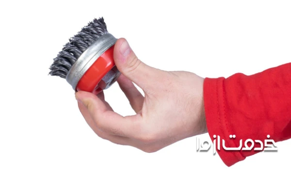 استفاده از فرچه برای رسوب زدایی کولر آبی